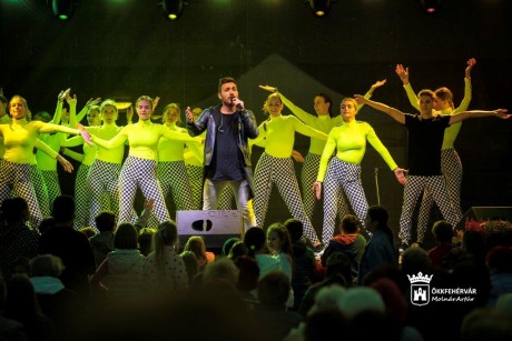 Zenével, tánccal és szűrővizsgálatokkal várta látogatóit Tóvárosi Őszköszöntő