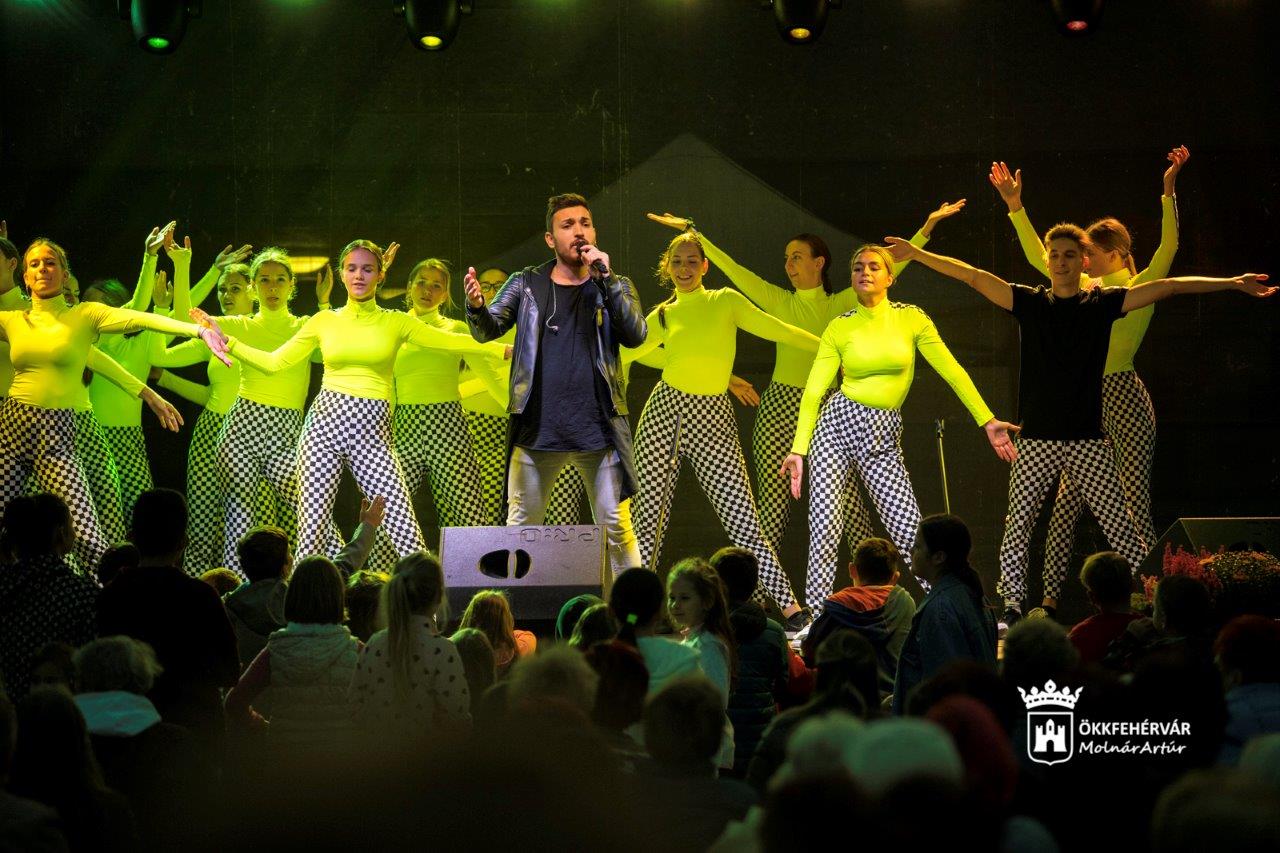 Zenével, tánccal és szűrővizsgálatokkal várta látogatóit Tóvárosi Őszköszöntő