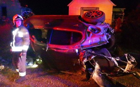 Villanyoszlopnak ütközött és oldalára borult egy autó a Kiskút útján