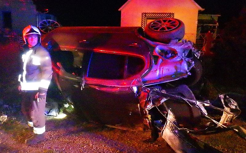 Villanyoszlopnak ütközött és oldalára borult egy autó a Kiskút útján