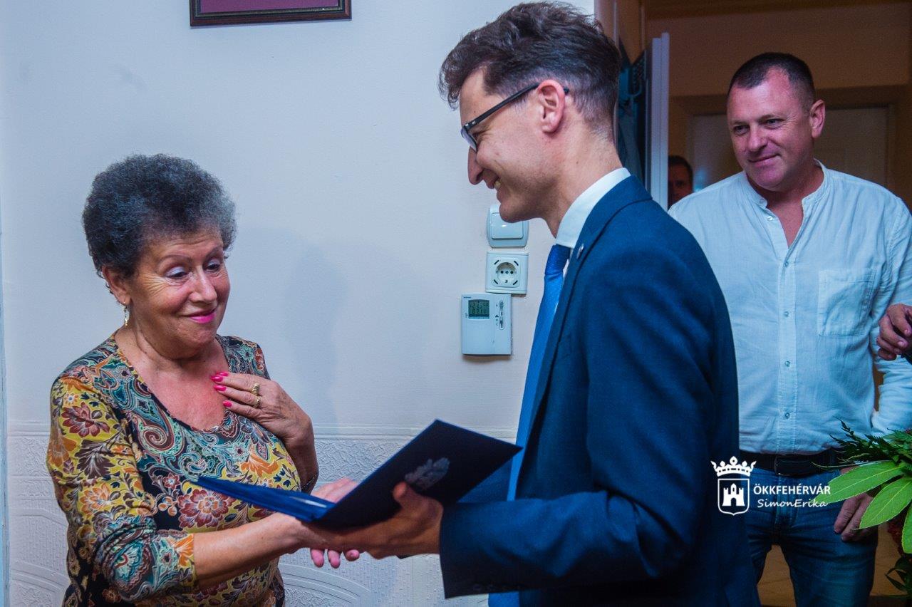 Polgármesteri emlékéremmel köszöntötték a 75 éves Jávor Mátyásné, Zsuzsa nénit