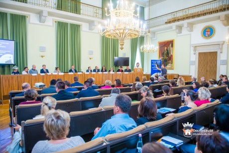 A felzárkózás-politikáról tanácskoztak a Fejér megye az esélyek tükrében című konferencián