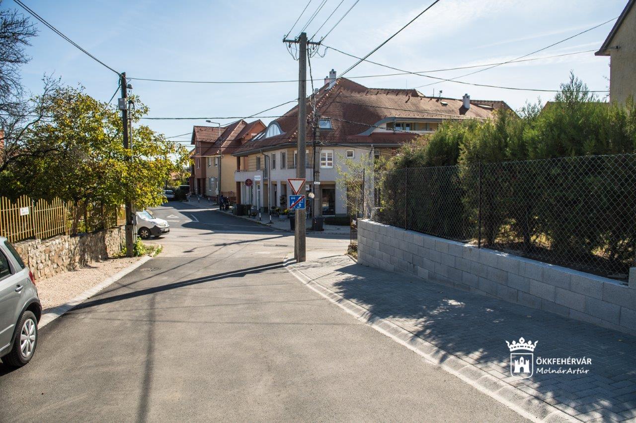 Elkészült a Komjáti utca teljes felújítása az Öreghegyen