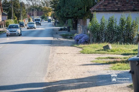 Elkezdődik a járda építése a Farkasvermi úton - 3 gyalogosátkelő is lesz
