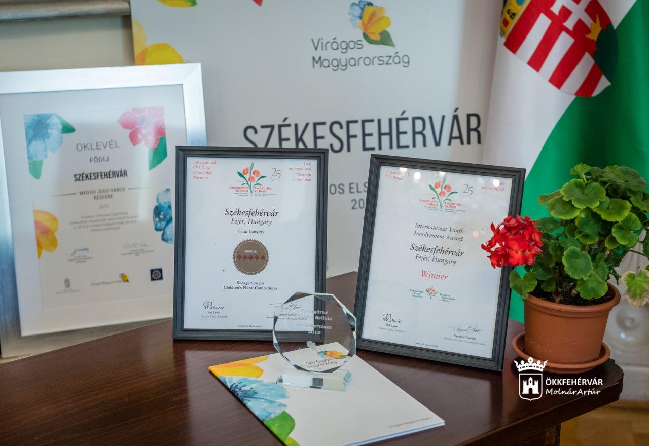 Virágos elismerések Székesfehérvárnak az elmúlt évek környezetszépítő munkáiért