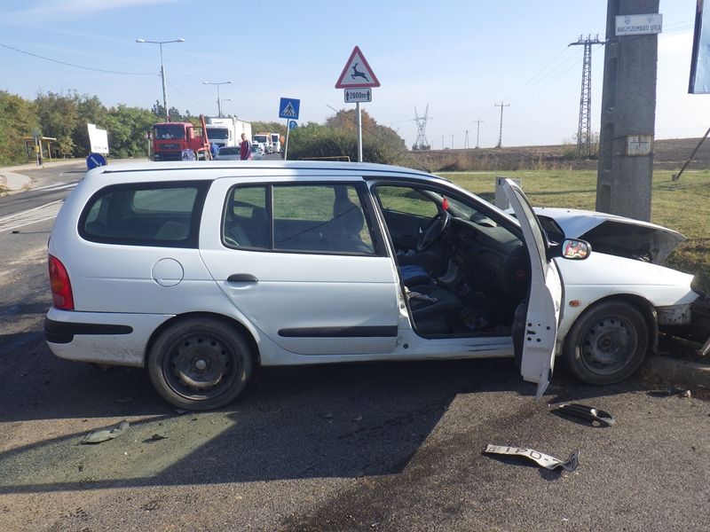 Karambol a Béla út és a Nagyszombati út kereszteződésében