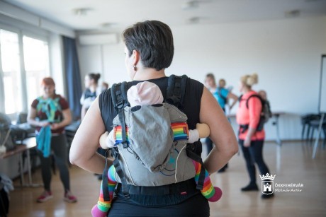 Három nap a család körül - megkezdődött a Babahordozó Hét
