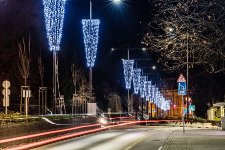 Elkezdi szerelni az adventi díszkivilágítást a Városgondnokság