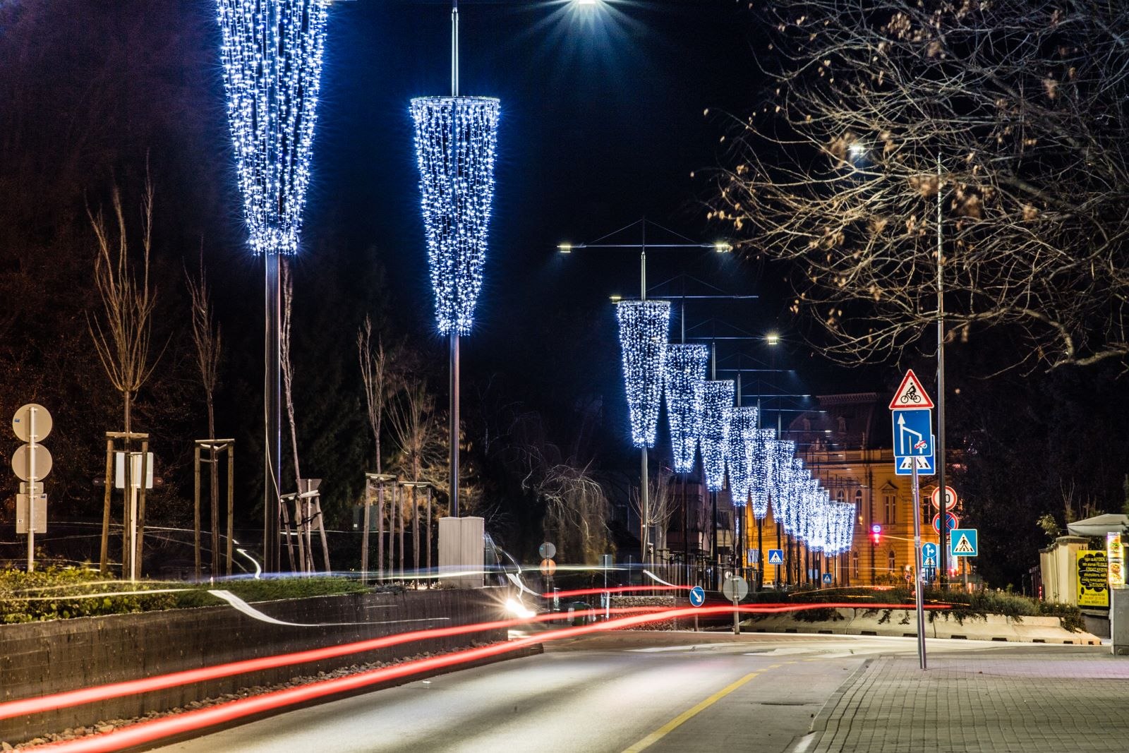 Elkezdi szerelni az adventi díszkivilágítást a Városgondnokság