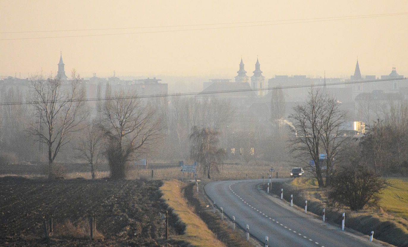 A városszerte terjedő szag oka: trágyáznak a földeken
