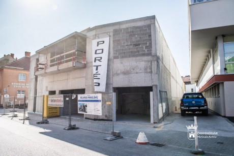 Jövő év első negyedévében nyit az első fehérvári parkolóház