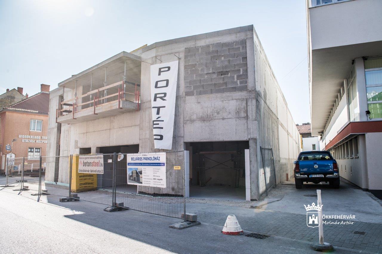 Jövő év első negyedévében nyit az első fehérvári parkolóház