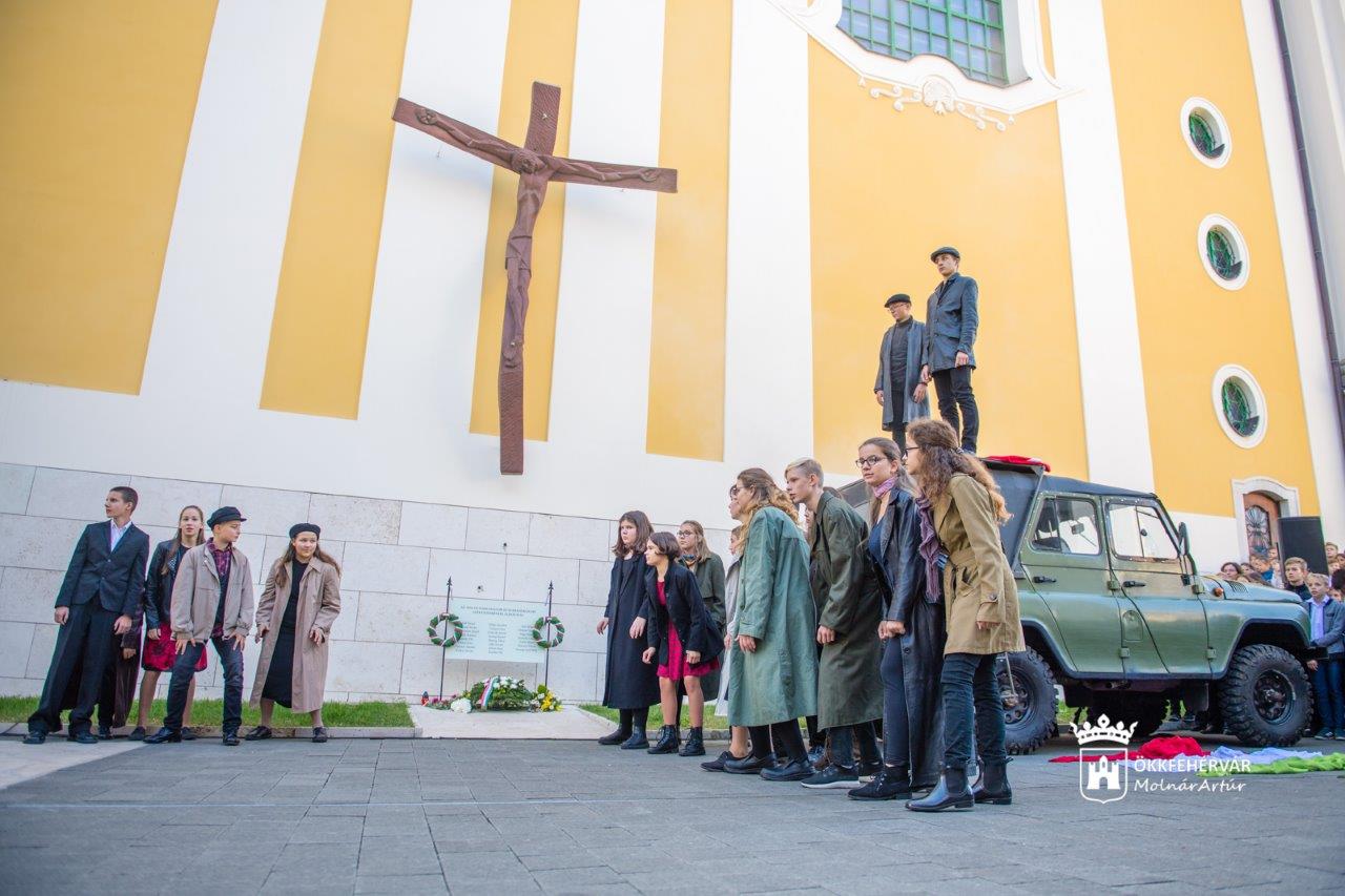 Három 1956-os emlékhelyen is tisztelgett Székesfehérvár diáksága a hősök előtt