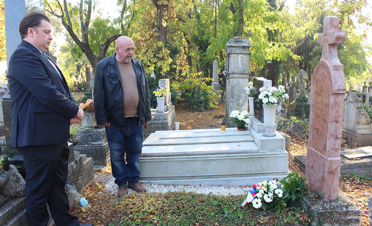 Főhajtás a fehérvári hősök előtt a Hosszú temetőben