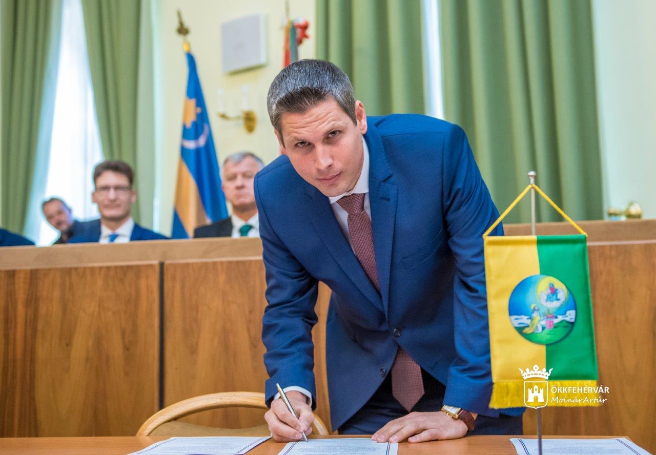 Eskütétel a Fejér Megyei Közgyűlésben - dr. Molnár Krisztiánt választották elnöknek