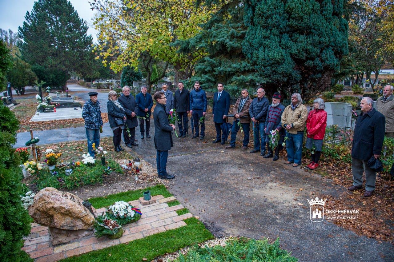 Akinek szent ügye volt Székesfehérvár - felszentelték Siklósi Gyula síremlékét