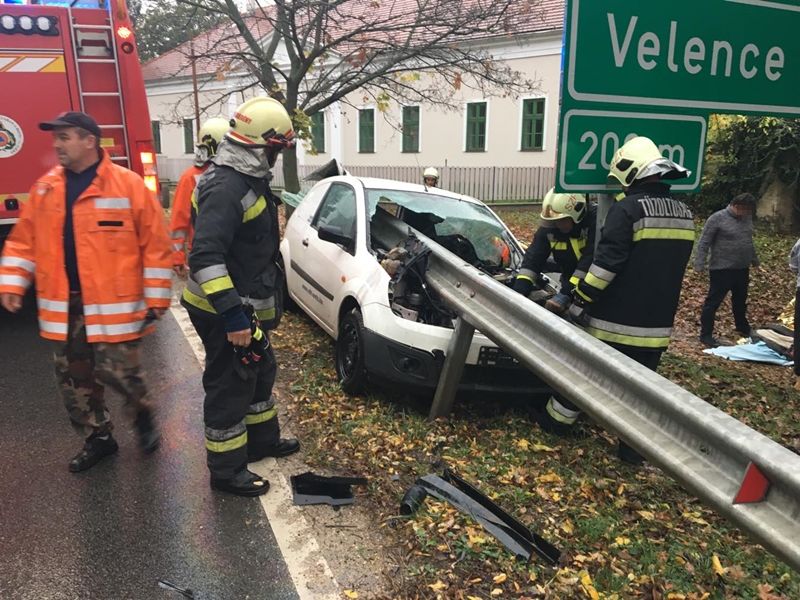 Szalagkorlát nyársalt fel egy autót Lovasberényben