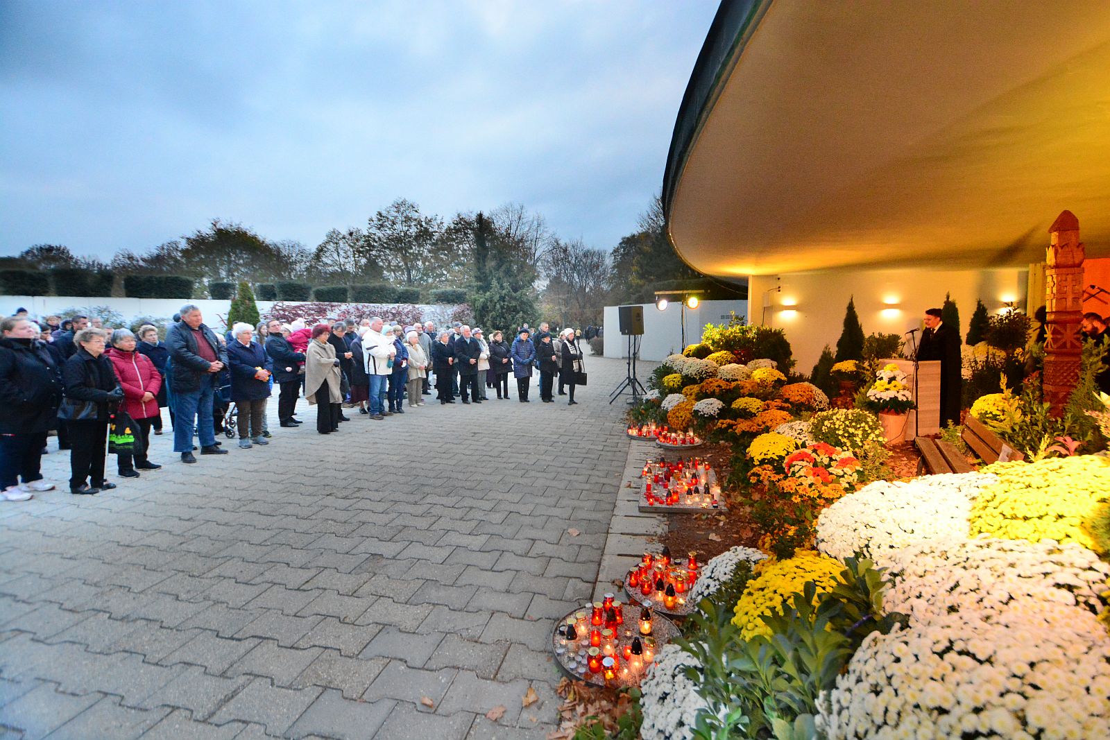 Örök világosság a temetőkertekben - ökumenikus megemlékezés a Béla úton