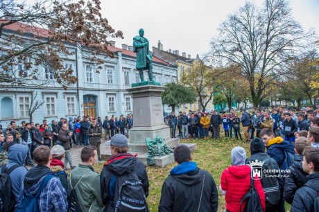 Váltófutással és szoboröleléssel ünnepelt a 65 éves Vörösmarty Szakközépiskola