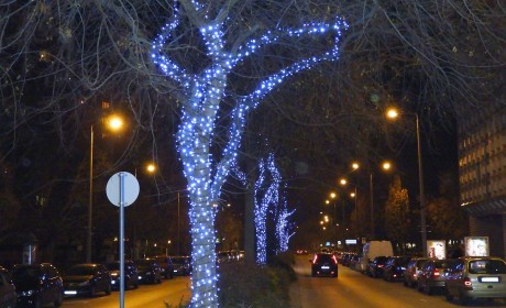 Jövő héten hétfőtől szerdáig szerelik éjszakánként a Rákóczi út adventi fényeit