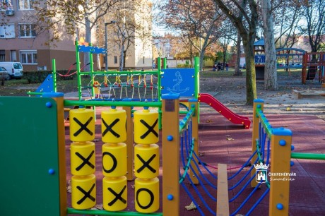 Új játszóeszközök kerültek az Ybl játszótérre - tavasszal parkosítanak