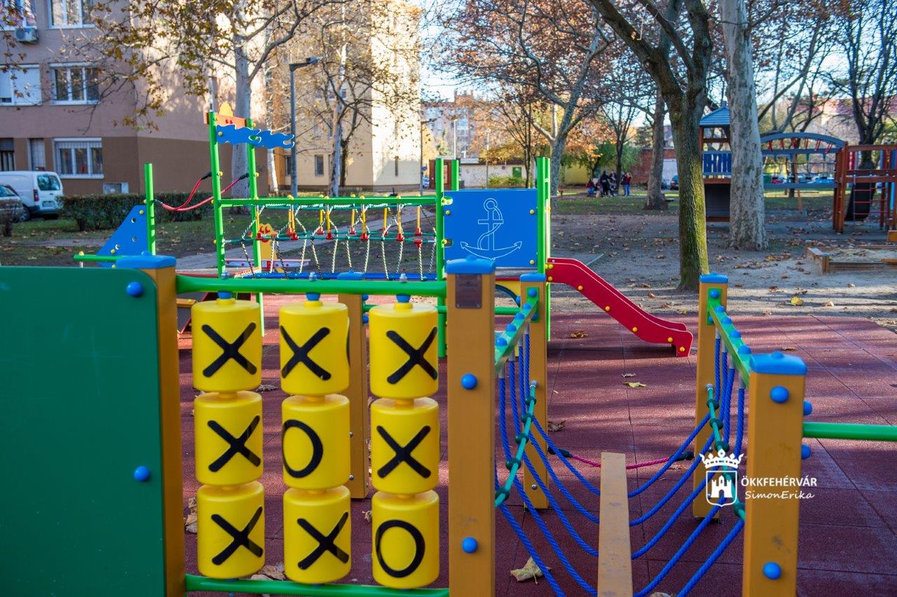 Új játszóeszközök kerültek az Ybl játszótérre - tavasszal parkosítanak