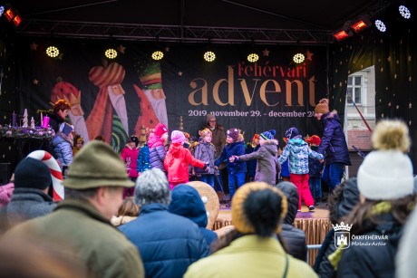 A mikulást várják - elkezdődtek az Adventi színpad gyermekelőadásai