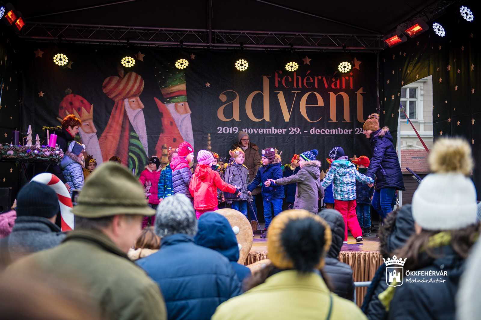 A mikulást várják - elkezdődtek az Adventi színpad gyermekelőadásai