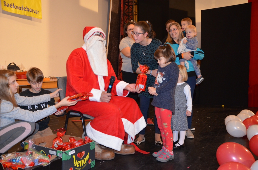 Közösen várták a Mikulást az egymástól távol élő testvérpárok Fehérváron