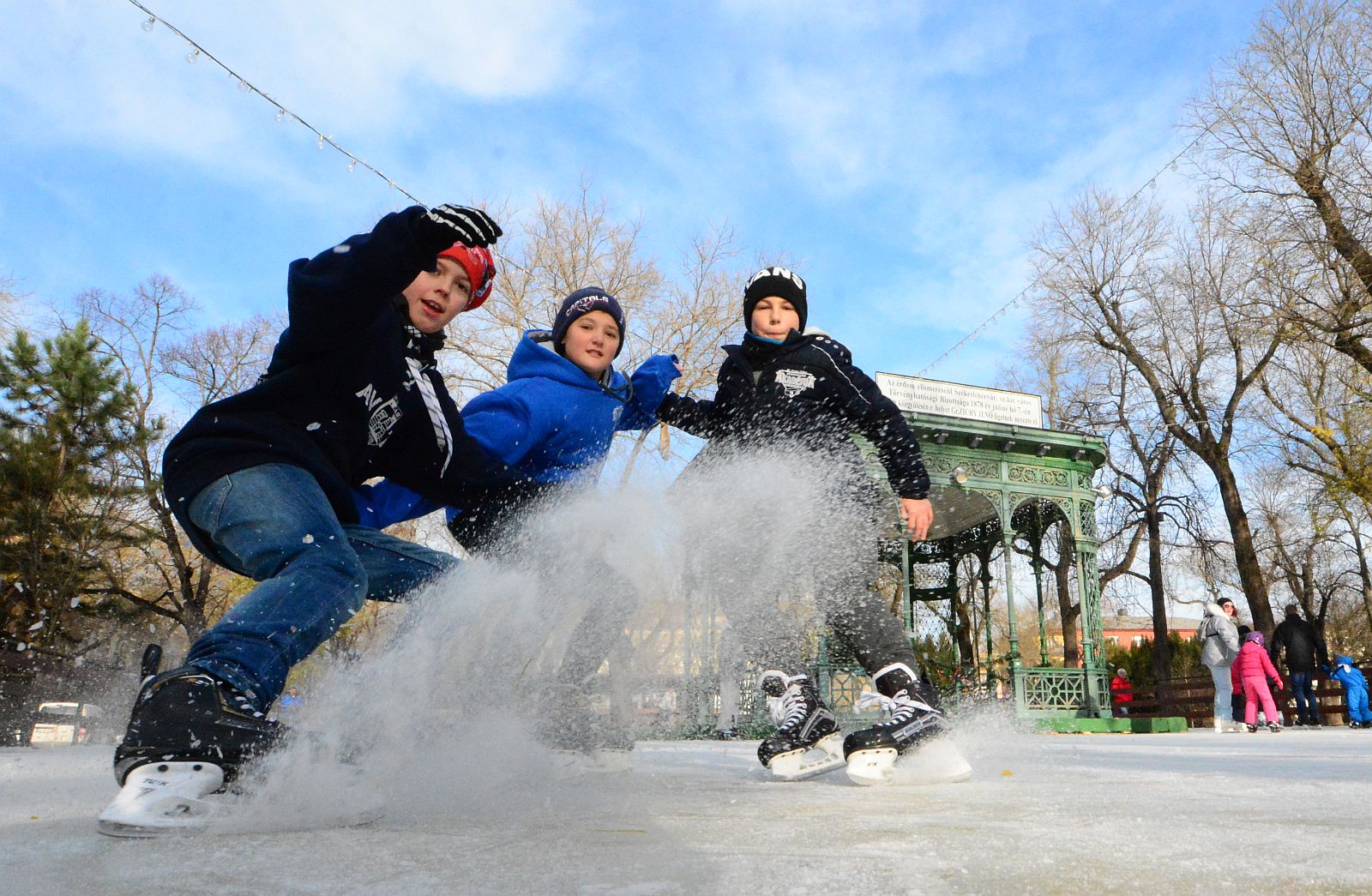 Mikulás sapkában féláron lehet korcsolyázni ma a Kori Ligetben!