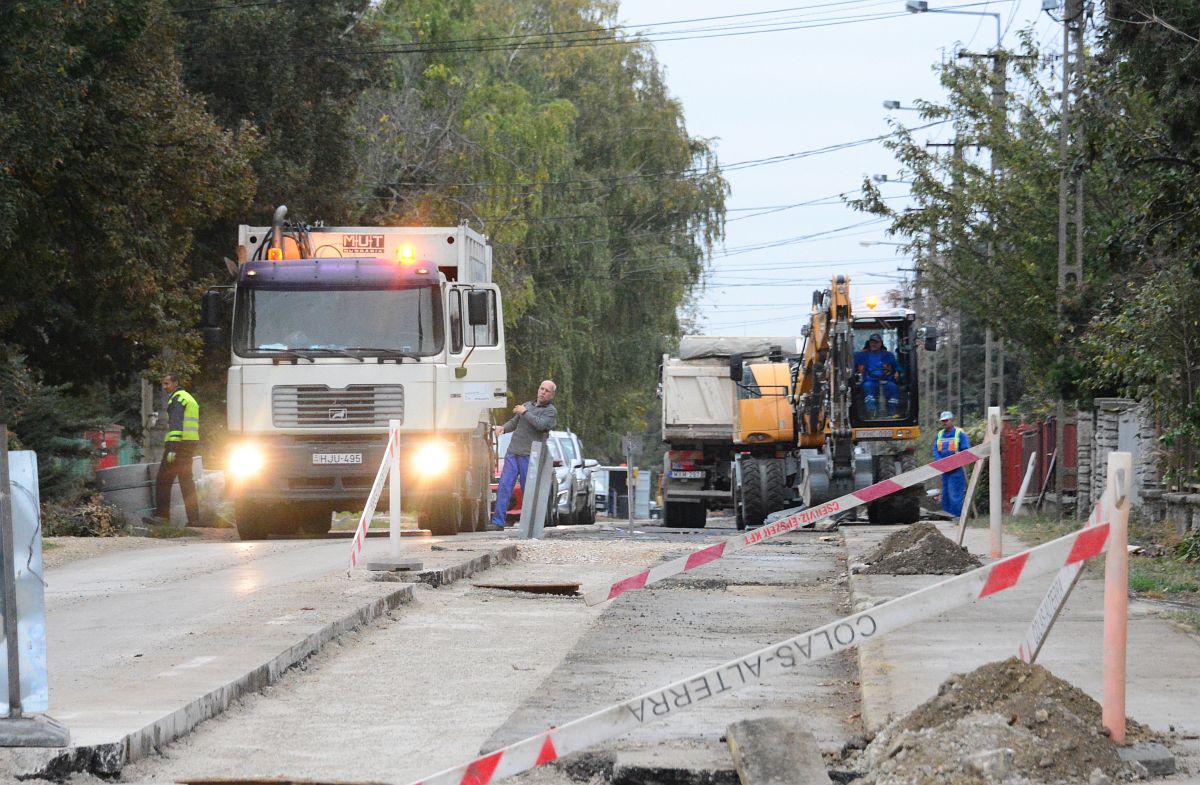 Változik a forgalmi rend a Fiskális úton zajló munkák miatt