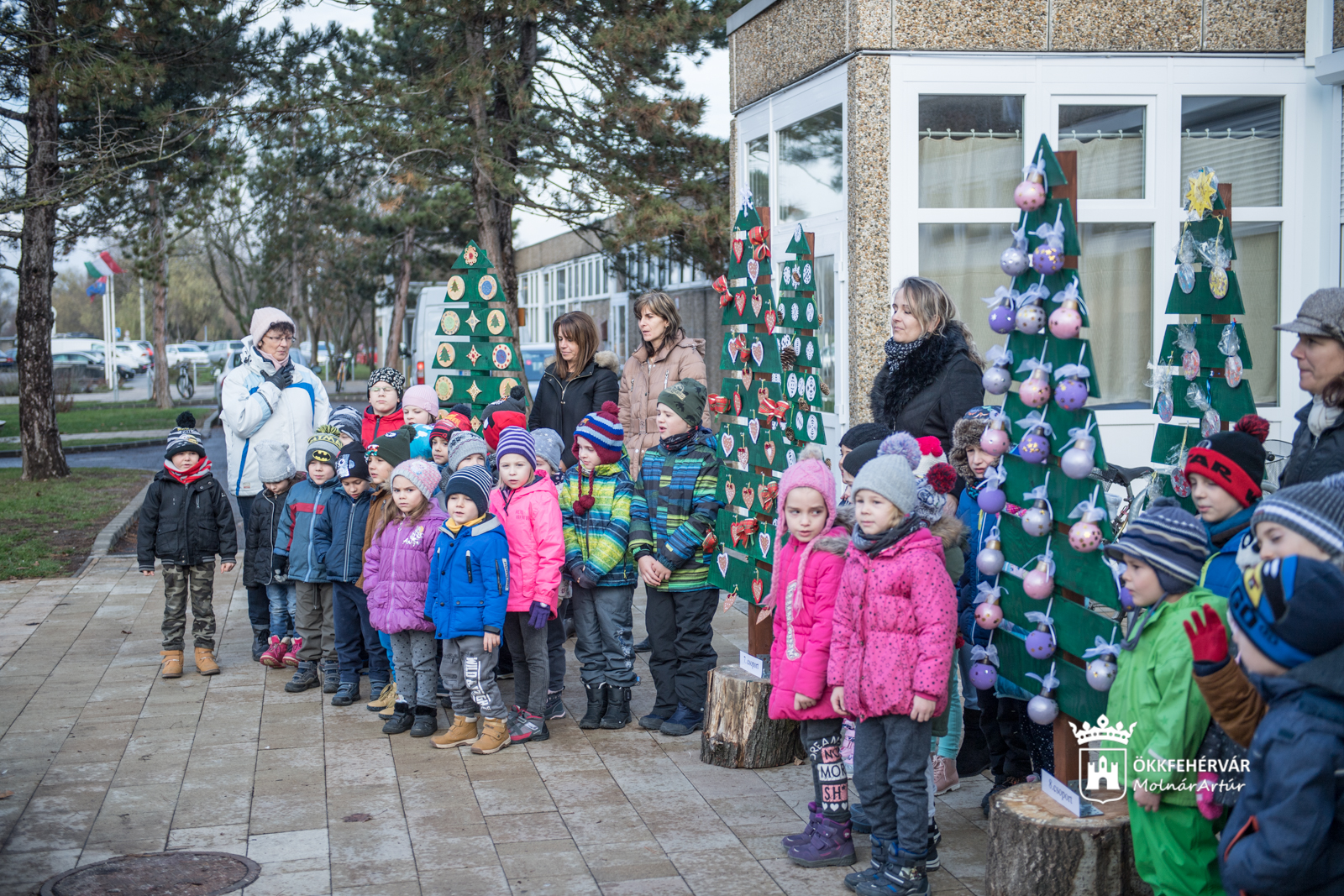 Egyedi karácsonyfák ékesítik a Ligetsori Óvoda előtti teret