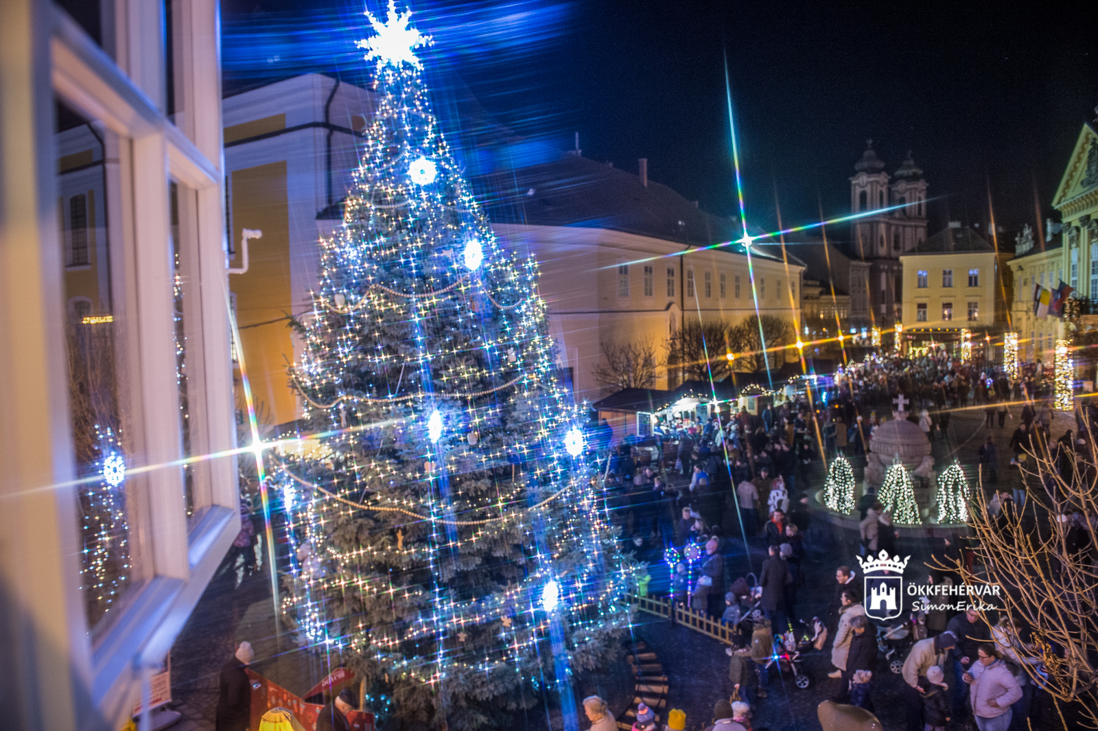 Az öröm gyertyája is felgyúlt Székesfehérvár adventi koszorúján