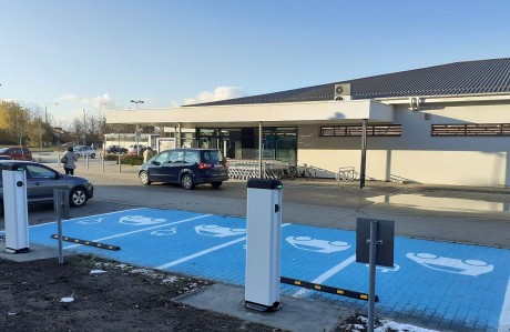 Négy új, ingyenes e-töltőt adott át Székesfehérváron az ALDI