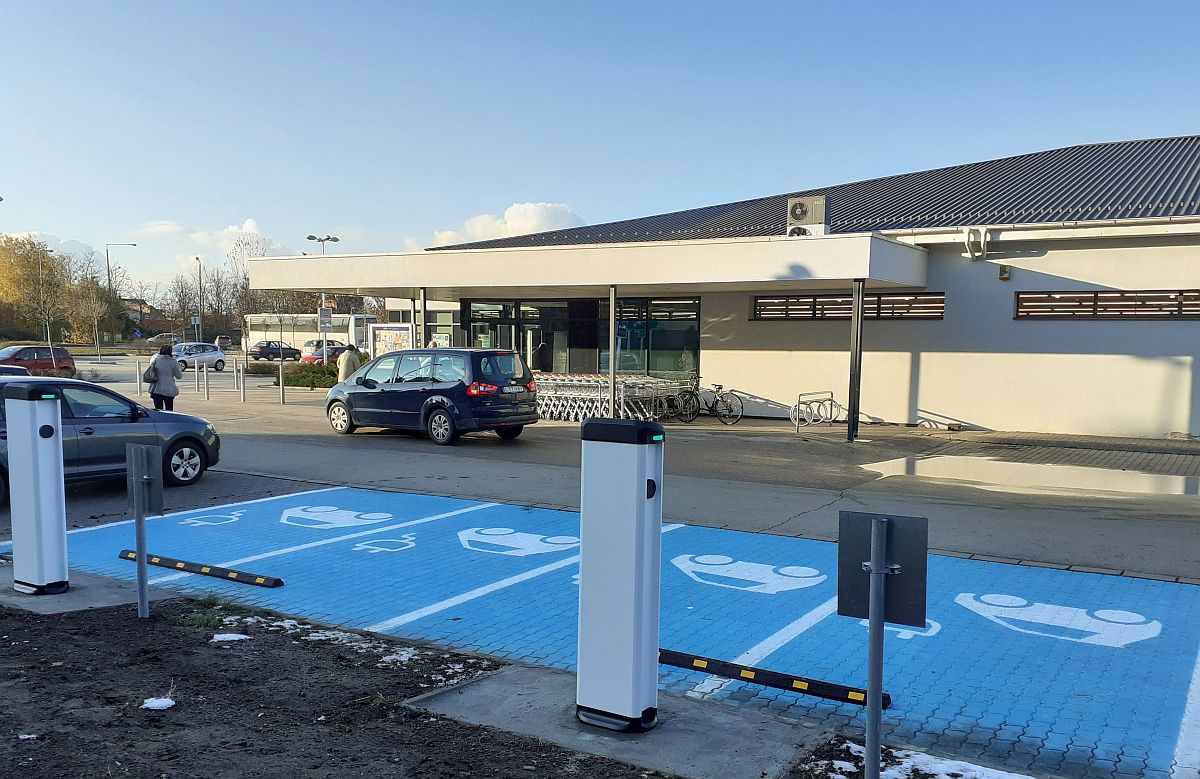 Négy új, ingyenes e-töltőt adott át Székesfehérváron az ALDI