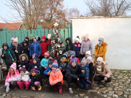 A Zentai Úti Általános Iskola csapata nyerte a Karácsonyfák Utcájának versenyét