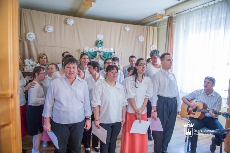 „Tudja meg mindenki: karácsony eljő! - ünnepi műsort adtak a Frim Jakab Otthon gondozottjai