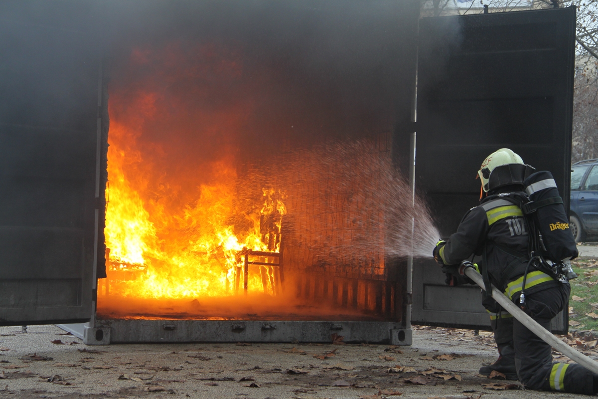 Tűzmegelőzés - karácsonyfa miatt égett ki egy szoba Székesfehérváron