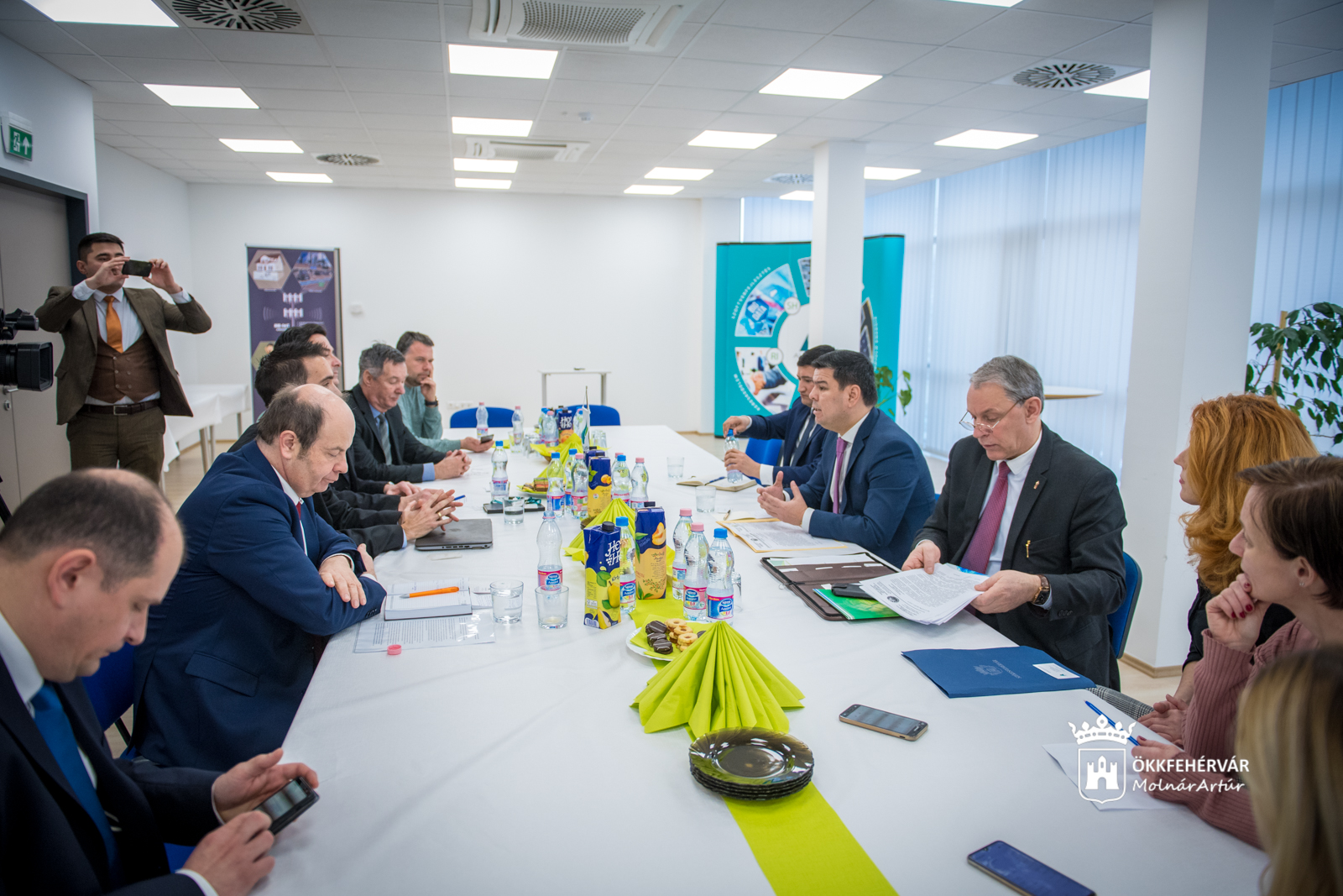 Gazdasági együttműködés lehetőségeiről tárgyaltak Fehérváron az üzbég nagykövettel