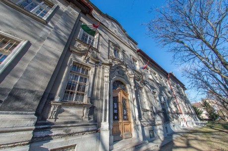 A tetővel és a homlokzattal kezdődik az Arany János Iskola felújítása