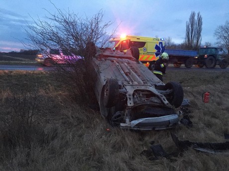 Felborult egy személygépkocsi Pákozdnál hétfőn reggel
