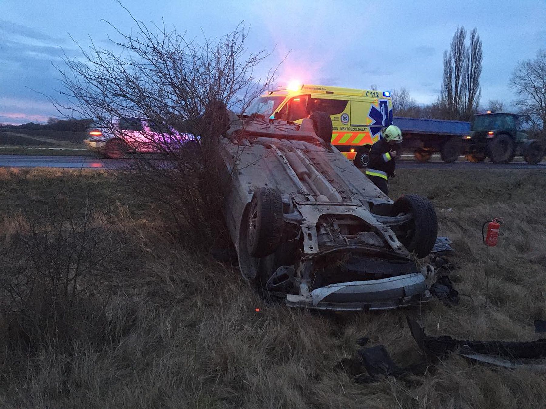 Felborult egy személygépkocsi Pákozdnál hétfőn reggel