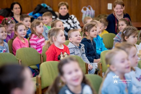 A kispárna bánata című mesével várta a fehérvári óvodásokat a Zenede Bábszínház