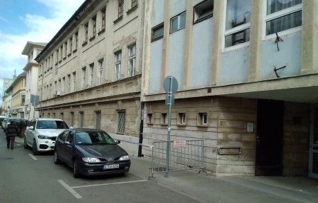 Lehulló vakolat okoz balesetveszélyt – lezártak egy járdaszakaszt a Távírda utcában