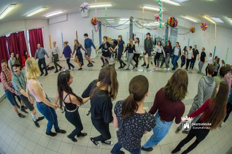 Farsangi mulatság az Arany Jánosban - a Vasvári Pál Gimnázium diákjai adtak műsort