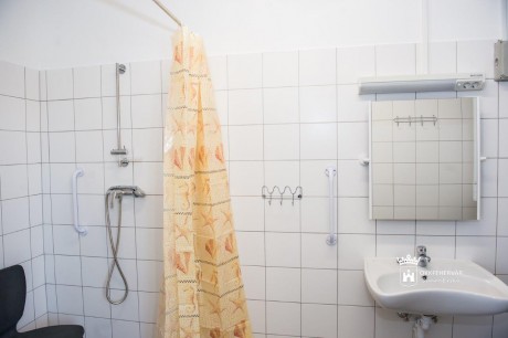 Akadálymentesített zuhanyzót alakítottak ki az utcán élő hajléktalanoknak