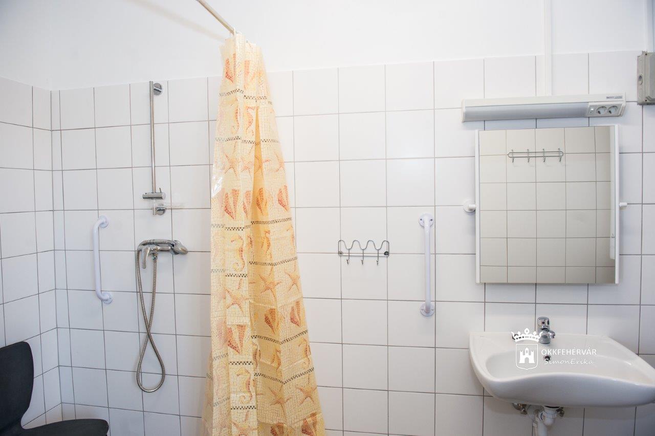 Akadálymentesített zuhanyzót alakítottak ki az utcán élő hajléktalanoknak