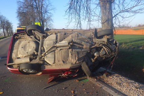 Fának csapódott egy autó a reggel a 811-es úton