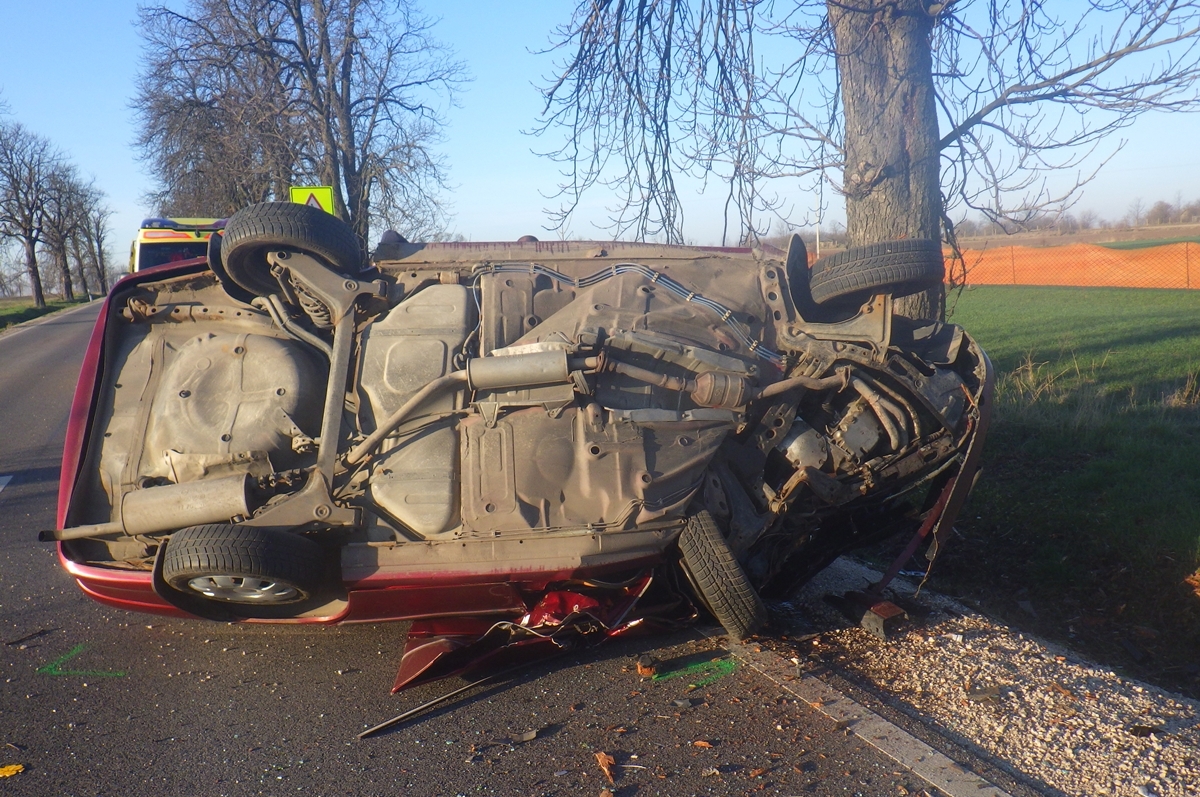 Fának csapódott egy autó a reggel a 811-es úton