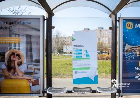 Koronavírusról tájékoztató plakátokat téptek le a Piac térnél - büntetőeljárás indul